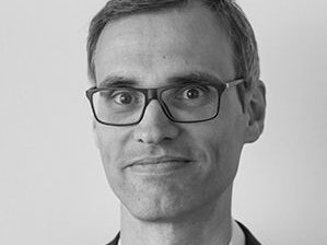 Portrait von Dr. med. Bernd Auber in schwarz weiß.