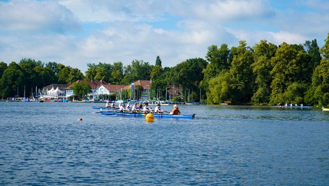Zwei Teams von „Rudern gegen Krebs“ kurz vor dem Startschuss in ihren Booten auf dem Maschsee.