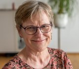 Porträtbild von Astrid Müller, die eine Brille trägt. 