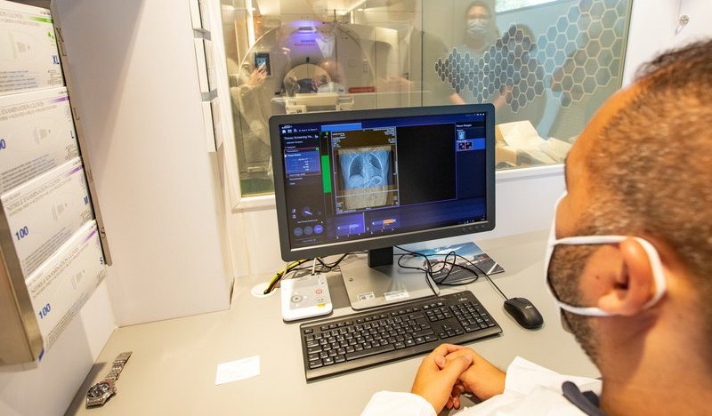 Ein Radiologe der ein CT-Bild im Studientruck der HANSE-Studie betrachtet.