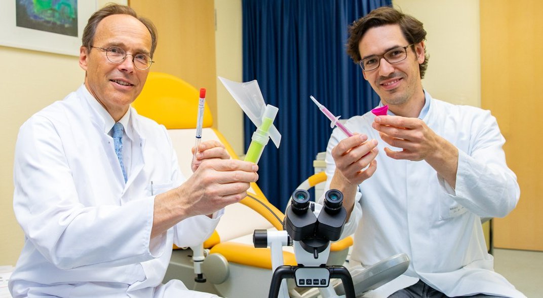 Prof. Hillemanns und PD Dr. Jentschke halten Selbsttestmaterial in die Kamera