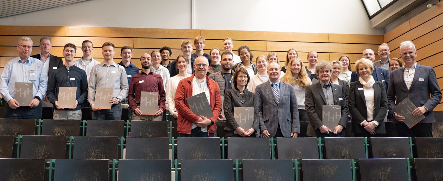 Gruppenbild im Hörsaal mit ausgezeichneten Stipendiaten. 