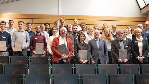 Die Stipendiaten und ihre Förderer stehen in einem Hörsaal für eine Gruppenfoto zusammen. 
