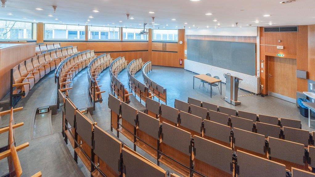 Hörsaal N - Aufnahme von seitlich oben, Blick Richtung Fenster, Tafel sichtbar