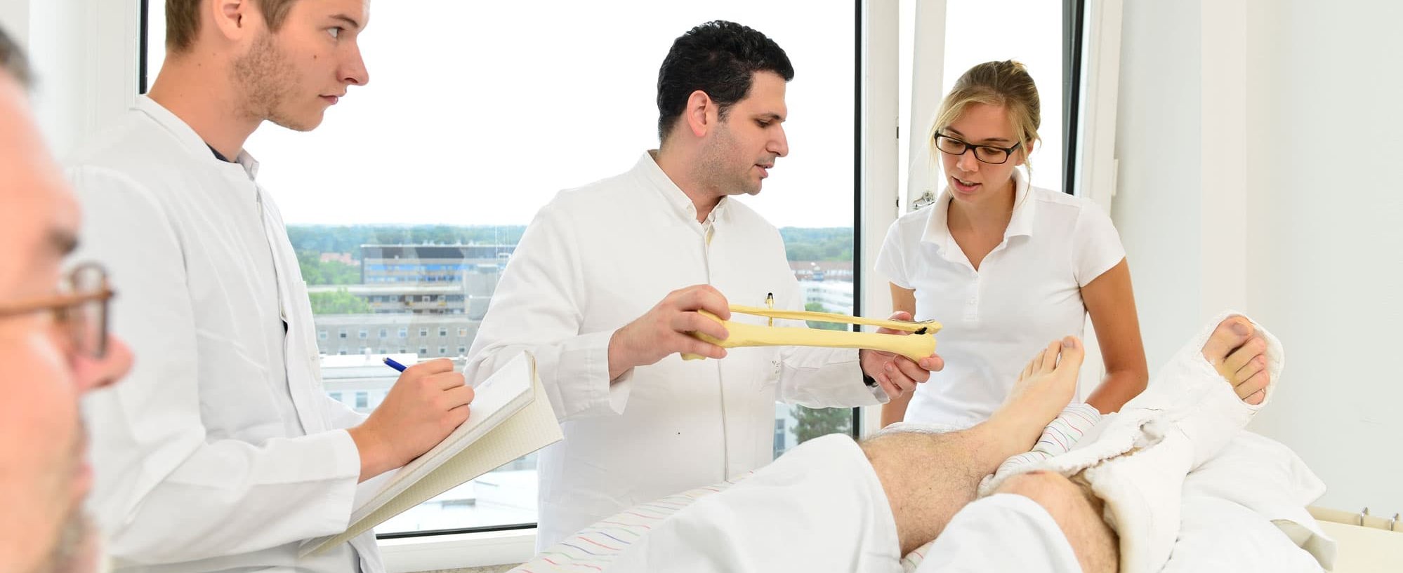 Ein Team von Ärzten bei der Visite am Krankenbett