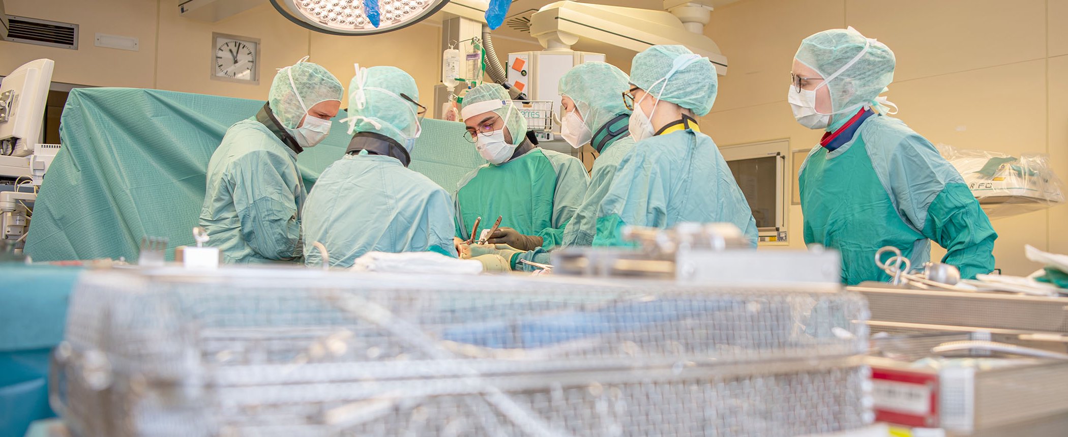 Ein Team von Chirurgen und Chirurginnen während einer Operation