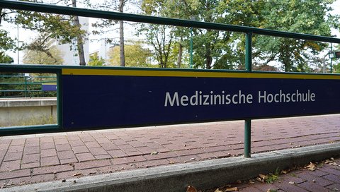 Das Schild "Medizinische Hochschule" an der Üstra-Haltestelle.