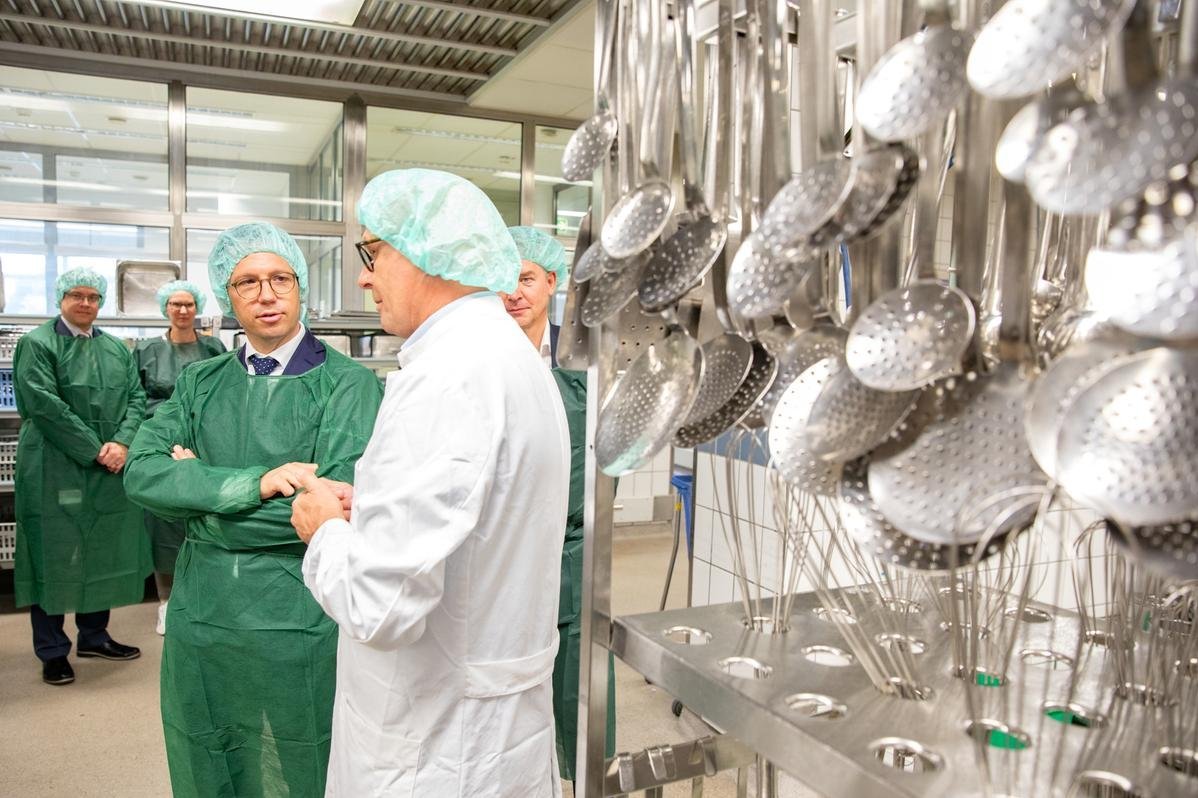 Minister Mohrs and Stefan Birnfeld chat in the MHH central kitchen.