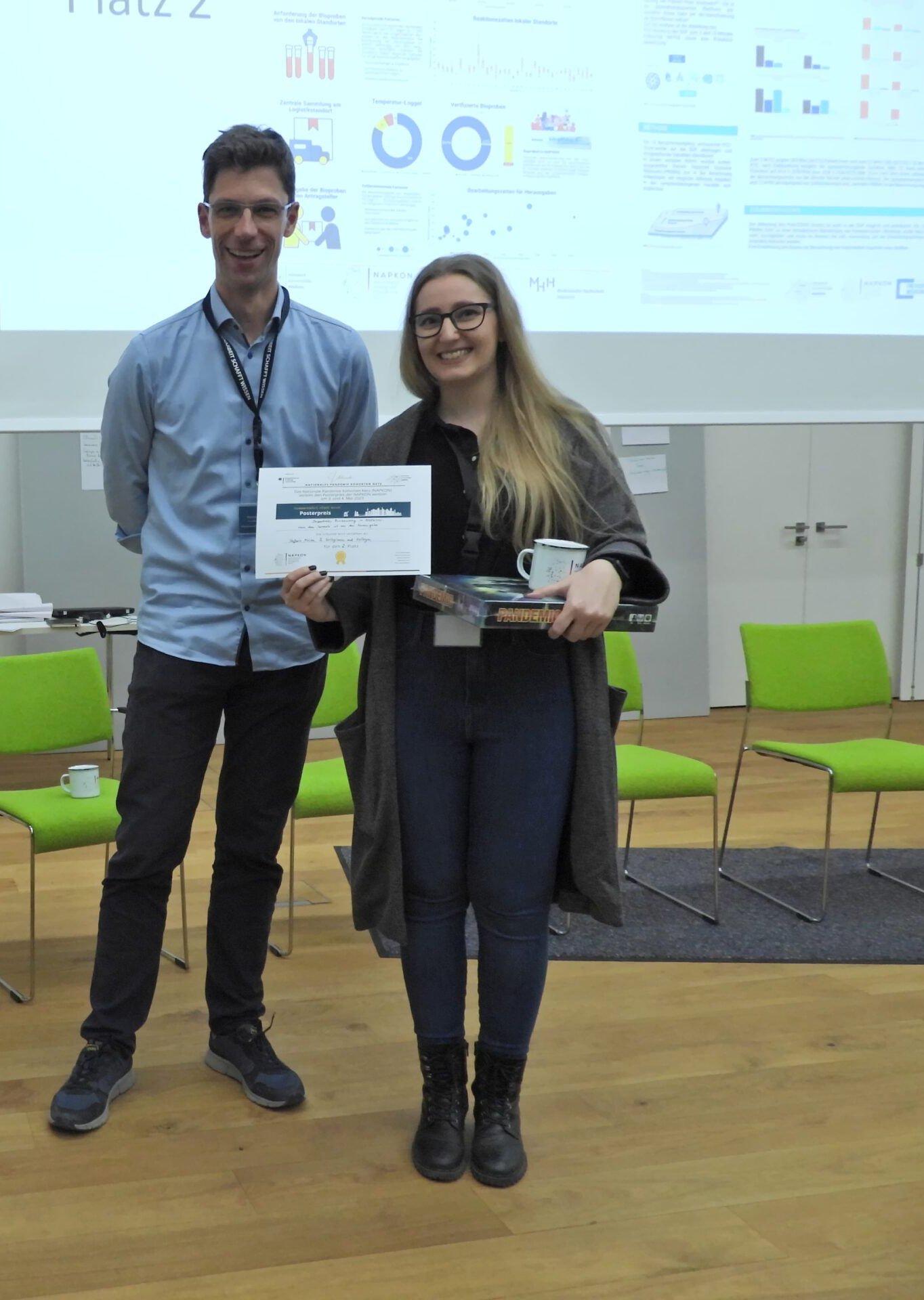 Dr. Stefanie Mücke erhält den Posterpreis der NAPKON.vention in Frankfurt