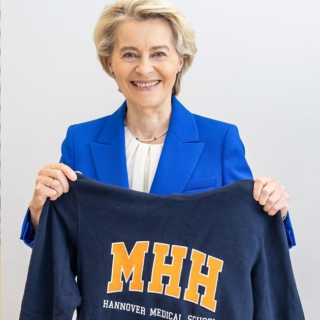 Ursula von der Leyen hält den MHH-Hoodie in den Händen.