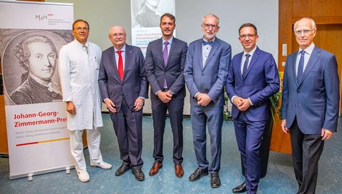 Das Foto zeigt Prof. Dr. Peter Hillemanns, MHH-Präsident Prof. Dr. Michael Manns, die beiden Preisträger Dr. Mark Schmitt und Professor Dr. Hinrich Abken, Wissenschaftsminister Falko Mohrs und Prof. Dr. Siegfried Piepenbrock, Förderstiftung MHH plus.