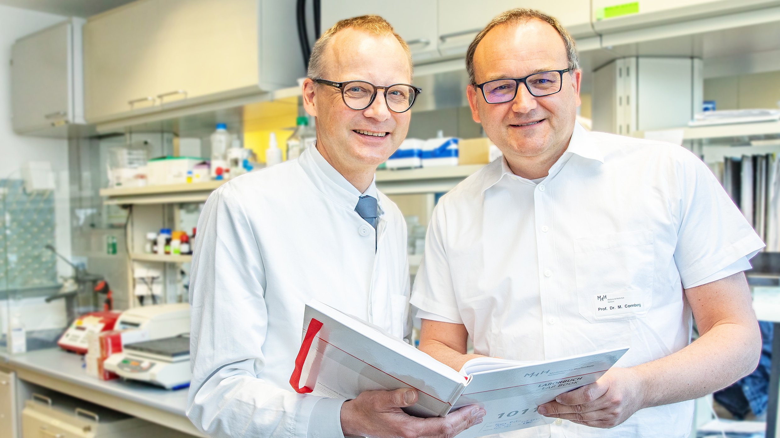 Haben Wirksamkeit und Sicherheit eines neuen Medikamentes gegen Hepatitis D nachgewiesen: Professor Dr. Heiner Wedemeyer (links) und Professor Dr. Markus Cornberg. Copyright: Karin Kaiser / MHH 