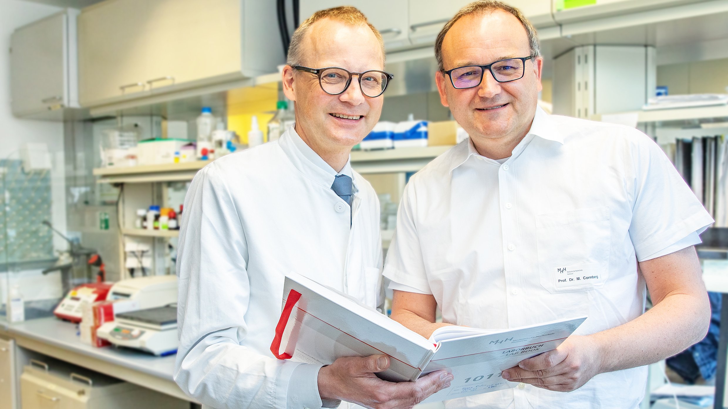 Haben Wirksamkeit und Sicherheit eines neuen Medikamentes gegen Hepatitis D nachgewiesen: Professor Dr. Heiner Wedemeyer (links) und Professor Dr. Markus Cornberg. Copyright: Karin Kaiser / MHH 