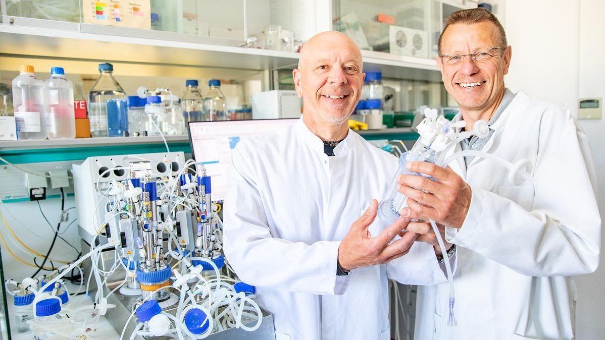 Prof. Dr. Robert Zweigerdt and Prof. Dr. Ulrich Martin are staning in a laboratory and present the new 300-milliliter bioreactor
