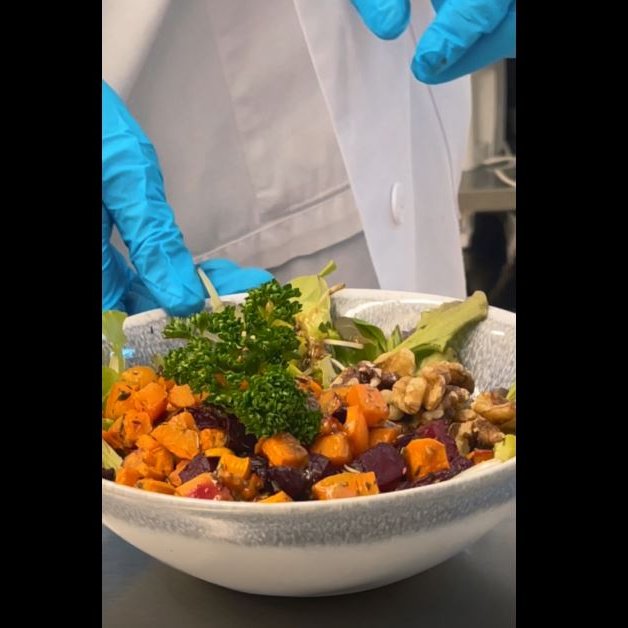 Eine Schüssel mit Salat aus Rote-Bete und Süßkartoffel