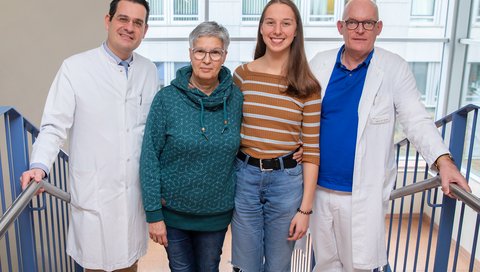 The photo shows (from left) Professor Dr Moritz Schmelzle with grandmother Eva (65), who donated a kidney to her granddaughter Johanna (21), and surgeon Dr Nicolas Richter.