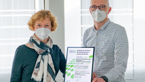 Professor Dr Brigitte Schlegelberger and Dr Tim Ripperger show the certificate stating that the centre has been certified.