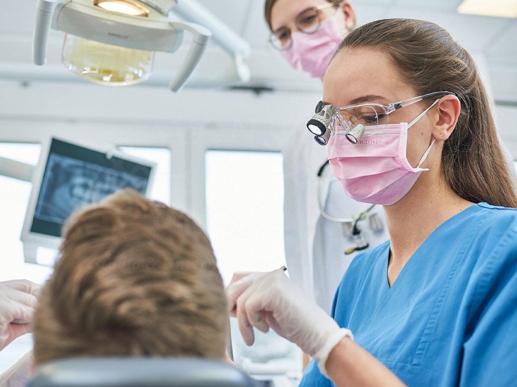 Dental students at MHH.