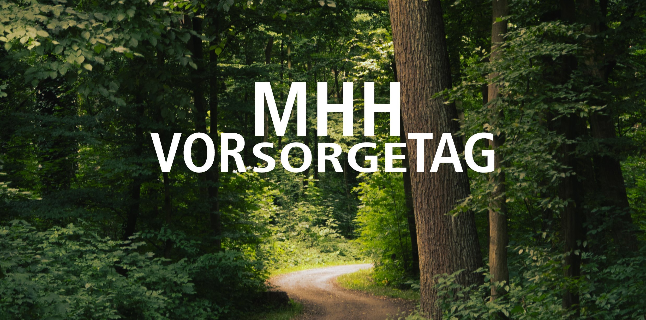© Annika Morchner, MHH Am Ende eines Waldweges wird es heller. Auf diesem Bild steht die Schrift "MHH-Vorsorgetag".