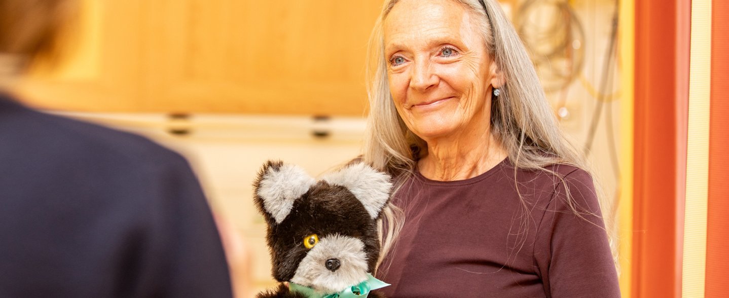 Frau mit Kuscheltier. 