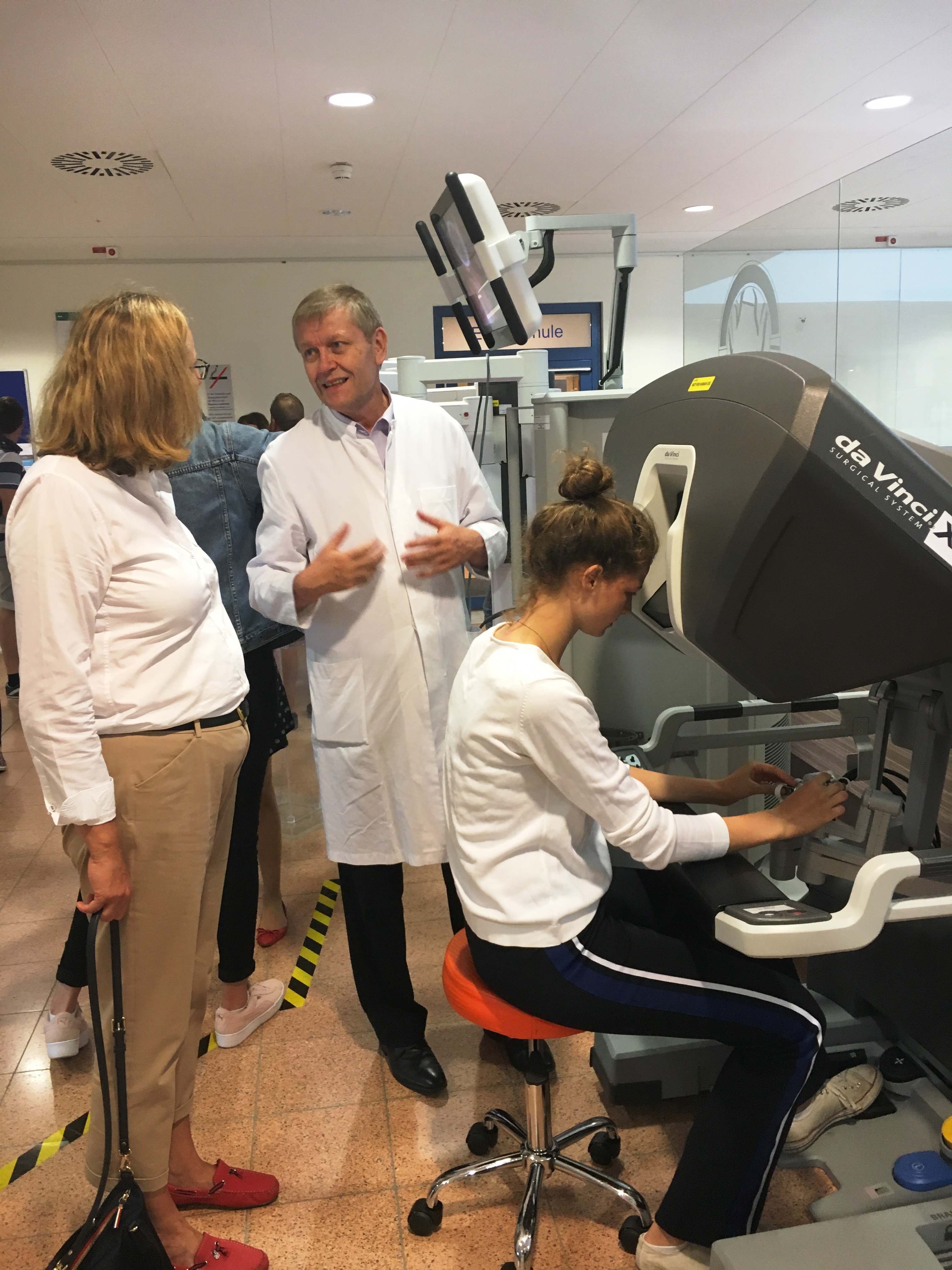 Prof. Klempnauer im Gespräch mit interessierten Besuchern
