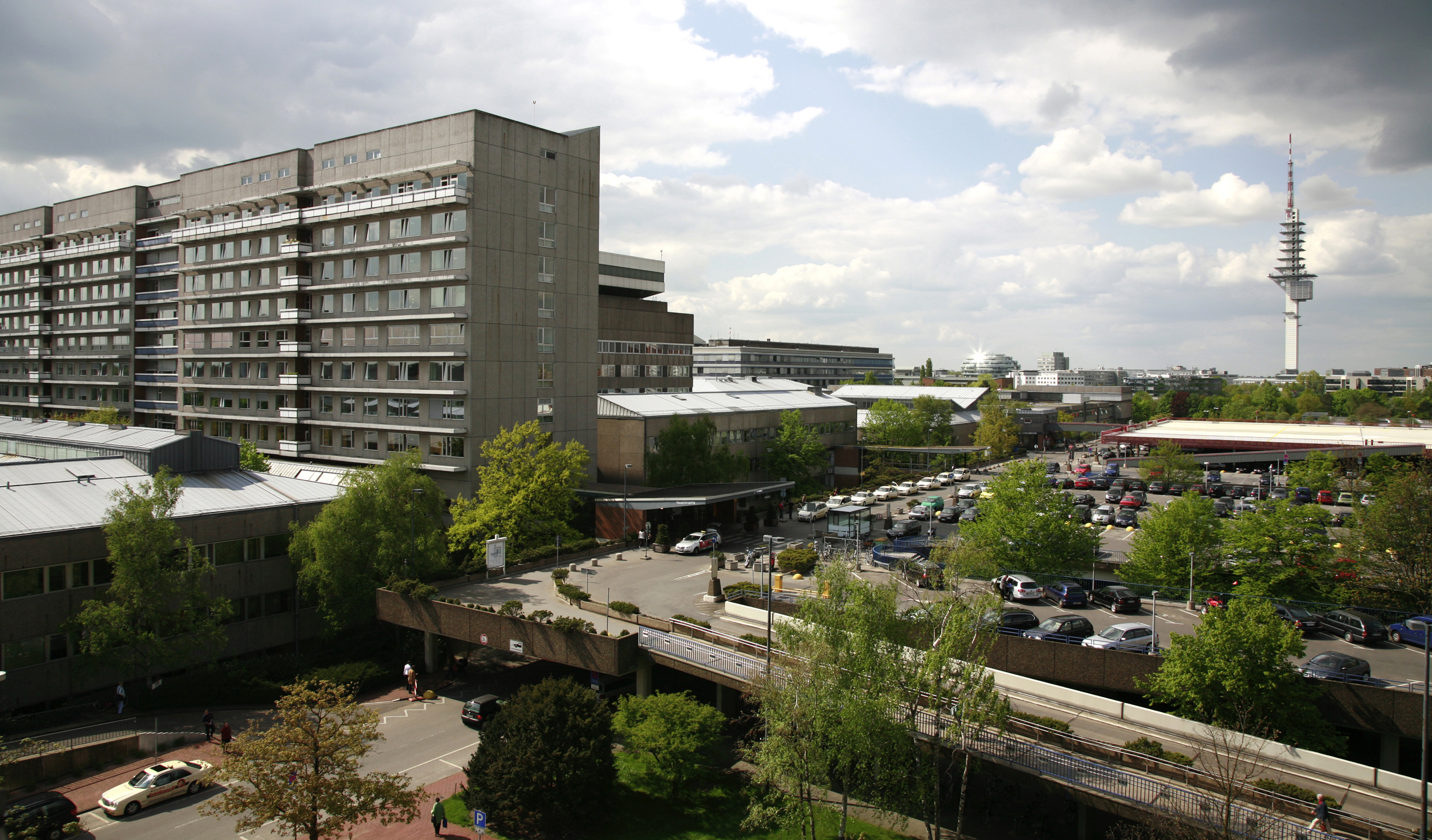 MHH-Campus mit Bettenhaus und Parkdeck von oben. 