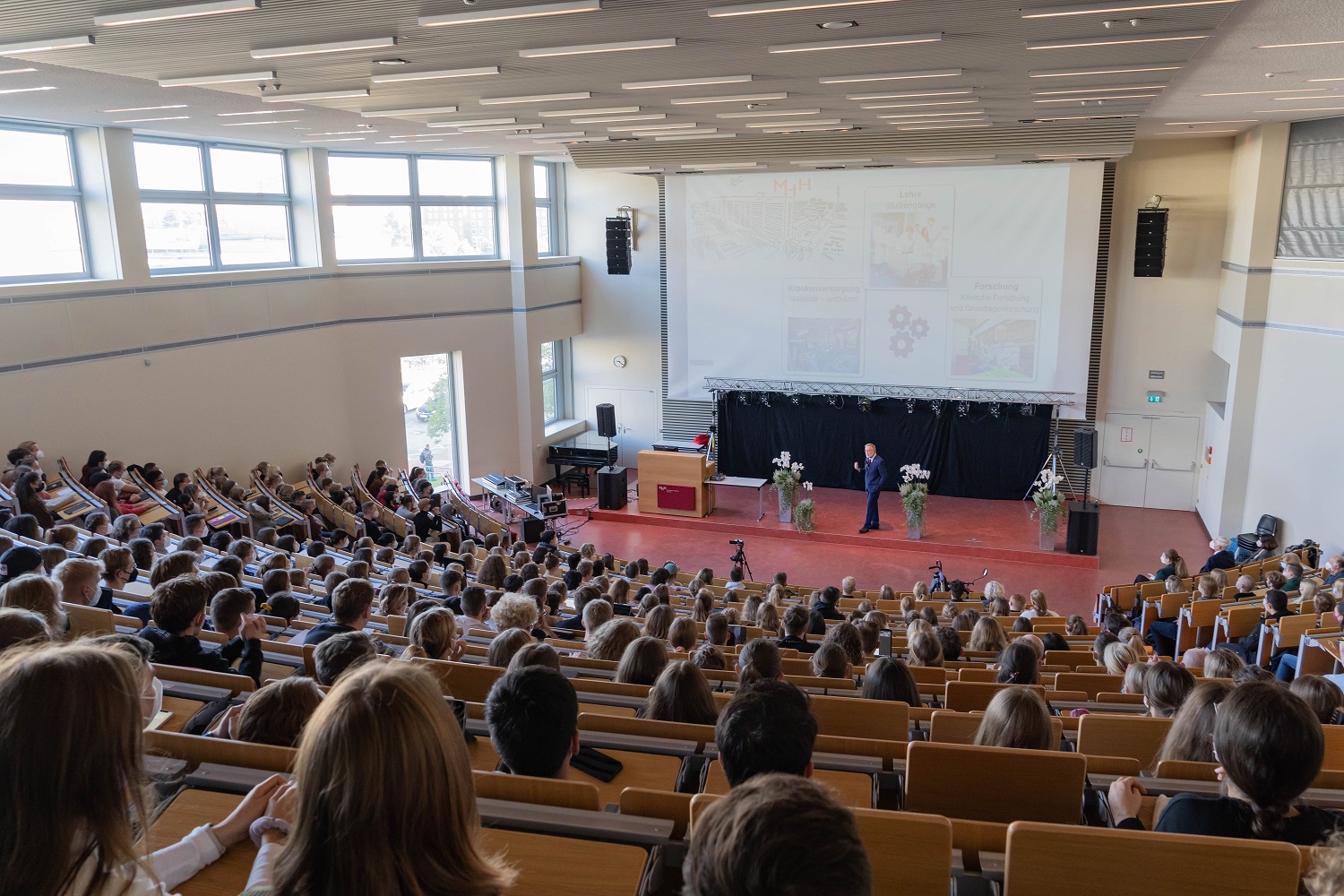 Blick in einen Hörsaal der MHH, in dem die Erstsemester der Human- und Zahnmedizin sitzen und begrüßt werden. 