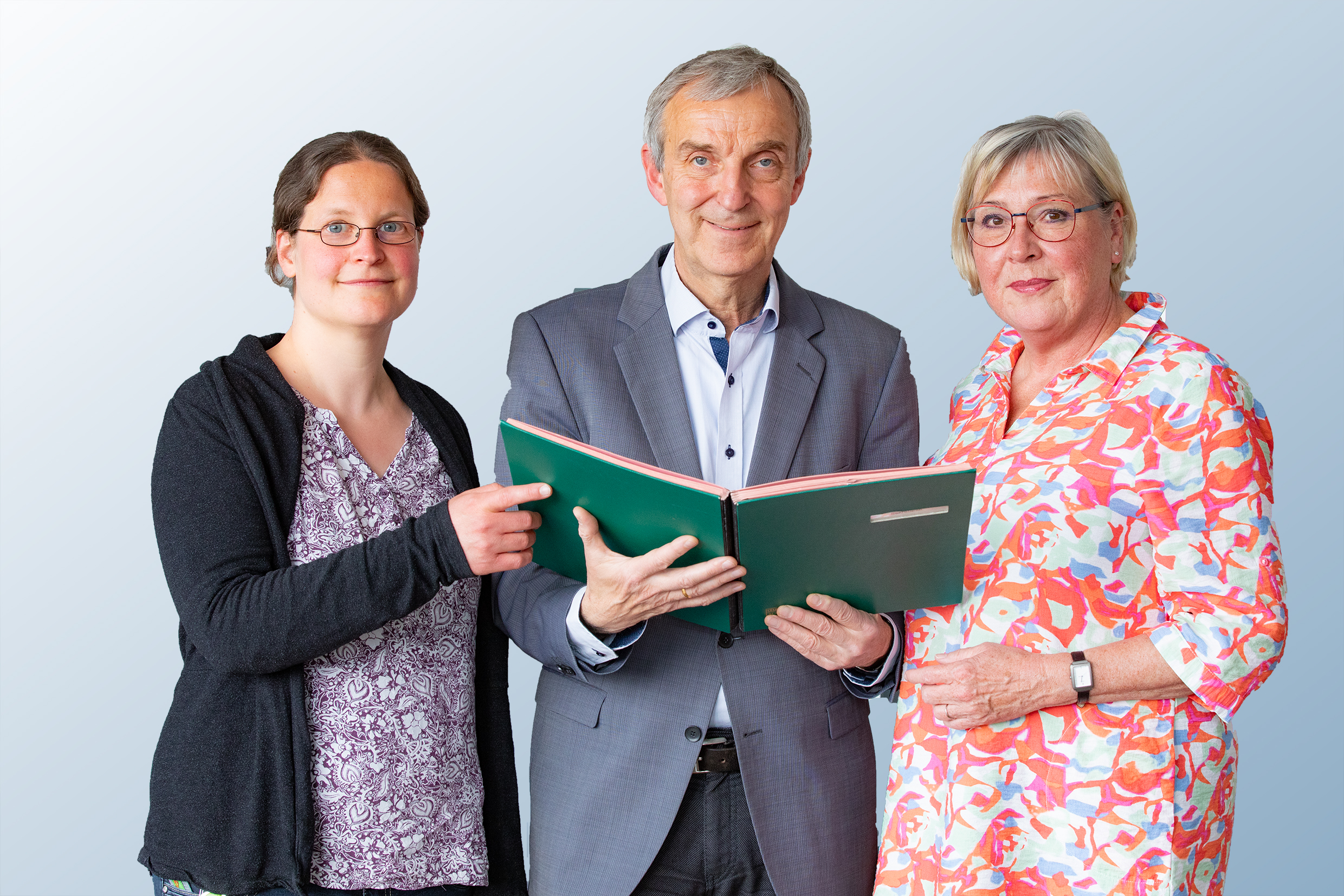 Copyright: Karin Kaiser/MHH Ein Mann steht zwischen zwei Frauen und hält eine Aktenmappe in den Händen.