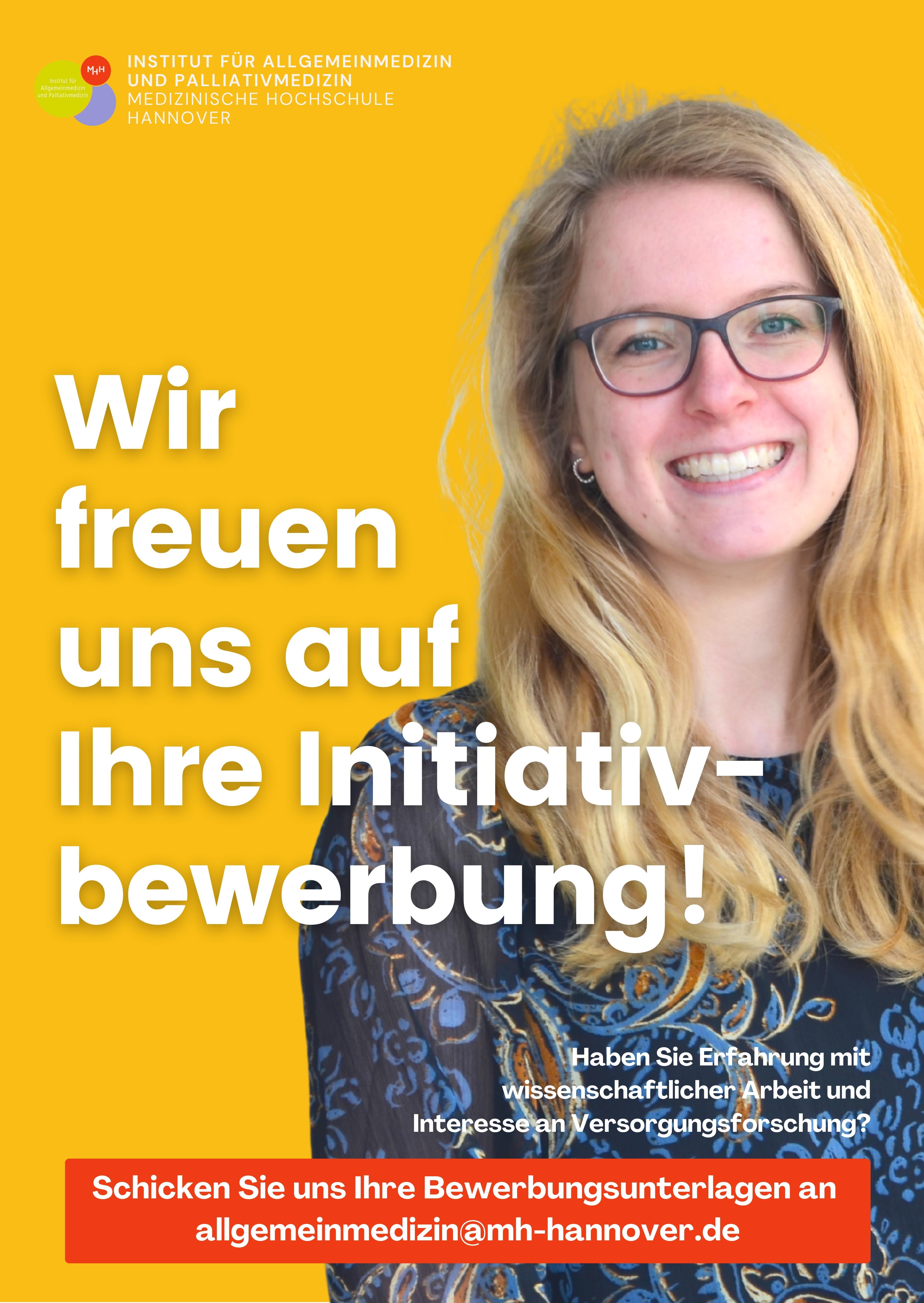 Copyright: Hanna Roewer/Institut für Allgemeinmedizin und Palliativmedizin/MHH Eine Mitarbeiterin des Instituts vor gelbem Hintergrund. Über das Bild läuft folgeder Schriftzug: Wir freuen uns auf Ihre Initiativbewerbung! Haben Sie Erfahrung mit wissenschaftlicher Arbeit und Interesse an Versorgungsforschung? Schicken Sie uns Ihre Bewerbungsunterlagen an allgemeinmedizin@mh-hannover.de