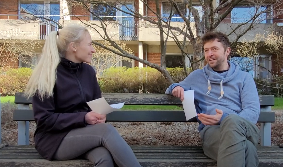 Prof. Dr. Stephanie Stiel und Dr. Sven Schwabe sitzen im Außenbereich der MHH auf einer Bank und sind im Gespräch.