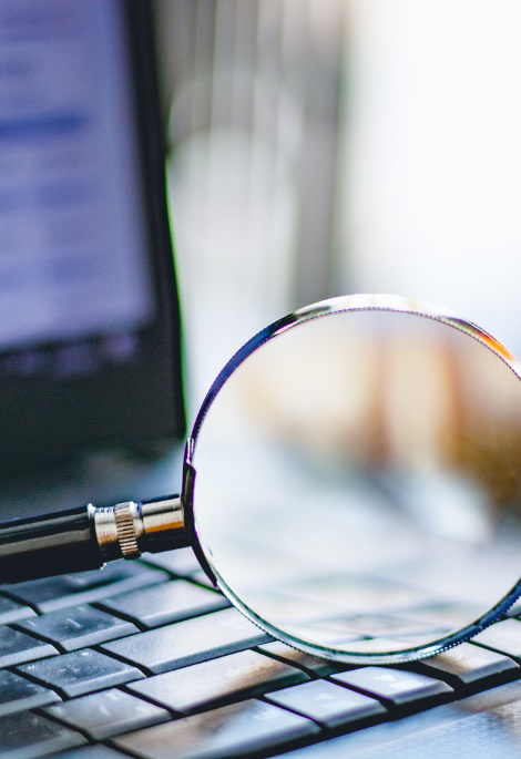 ©Unshu - stock.adobe.com PC mit Lupe
