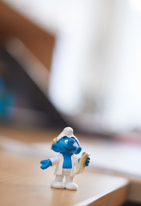 Copyright: Christian Wyrwa/ Institut für Allgemeinmedizin/MHH Überraschungseifigur Arzt-Schlumpf im Büro