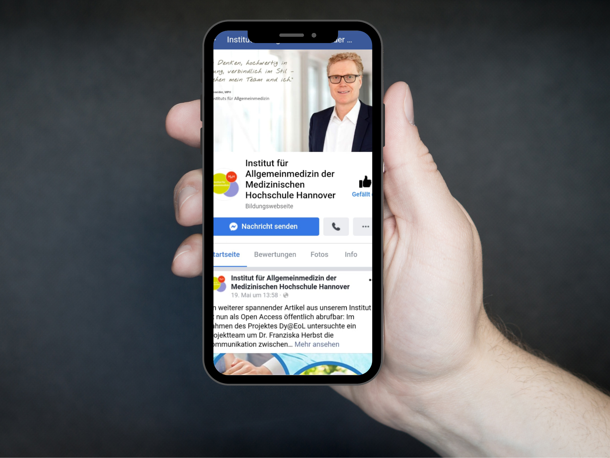 Eine Hand hält ein Smartphone. Auf dem Smartphone ist die Facebook-Startseite des Instituts für Allgemeinmedizin und Palliativmedizin zu sehen.