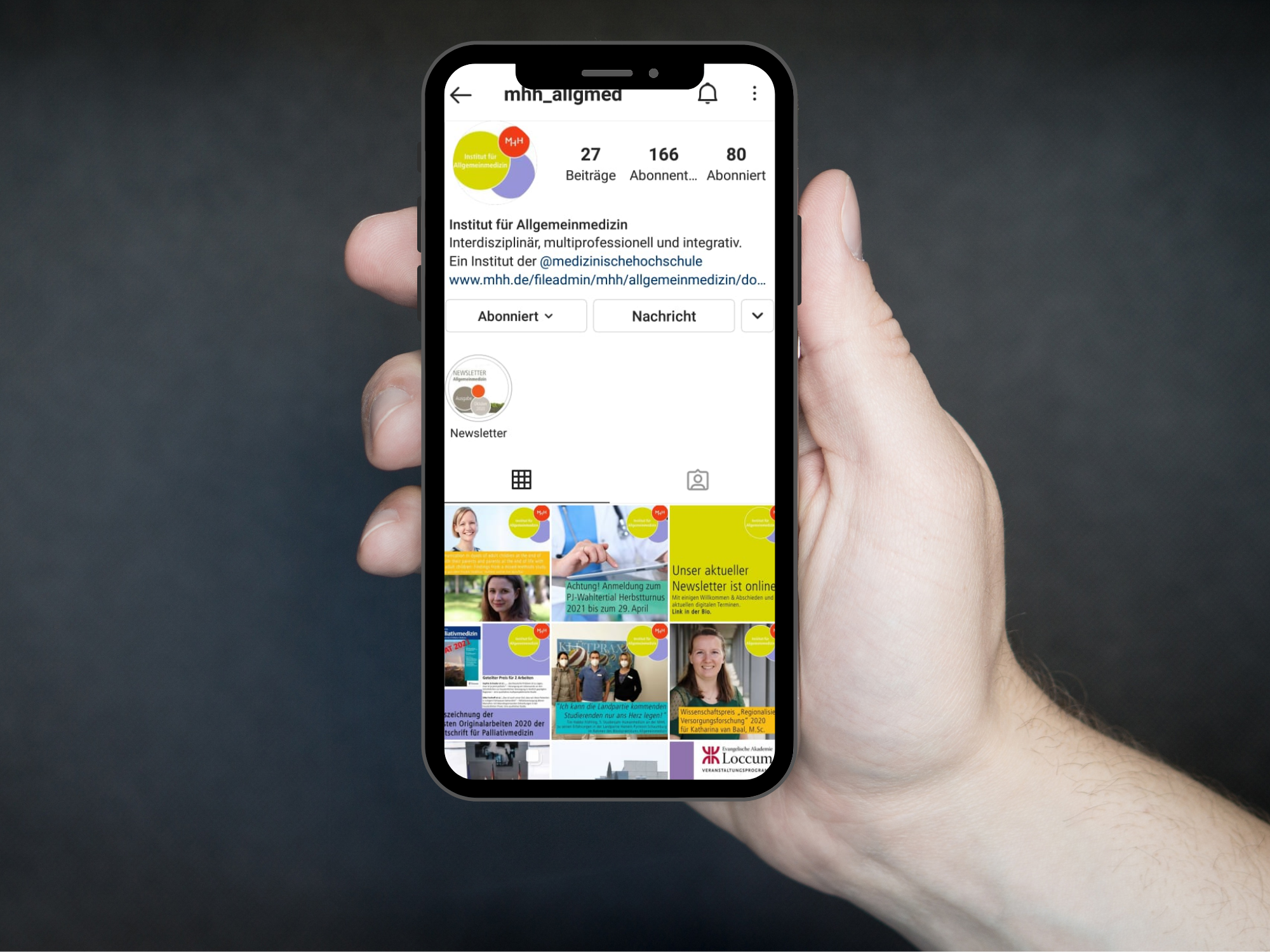 Eine Hand hält ein Smartphone. Auf dem Smartphone ist die Instagram-Startseite des Instituts für Allgemeinmedizin und Palliativmedizin zu sehen.