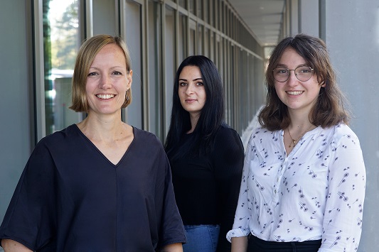 Gruppenfoto der Projektgruppe LoCatE (von links nach rechts) bestehend aus Doktorin Franziska Herbst, Rojda Ülgüt und Johanna Scheck.