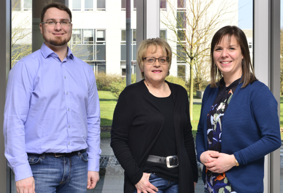 Gruppenfoto von (von links nach rechts) Fabian Tetzlaff, Doktorin Gabriele Müller-Mundt und Silke Freihoff.