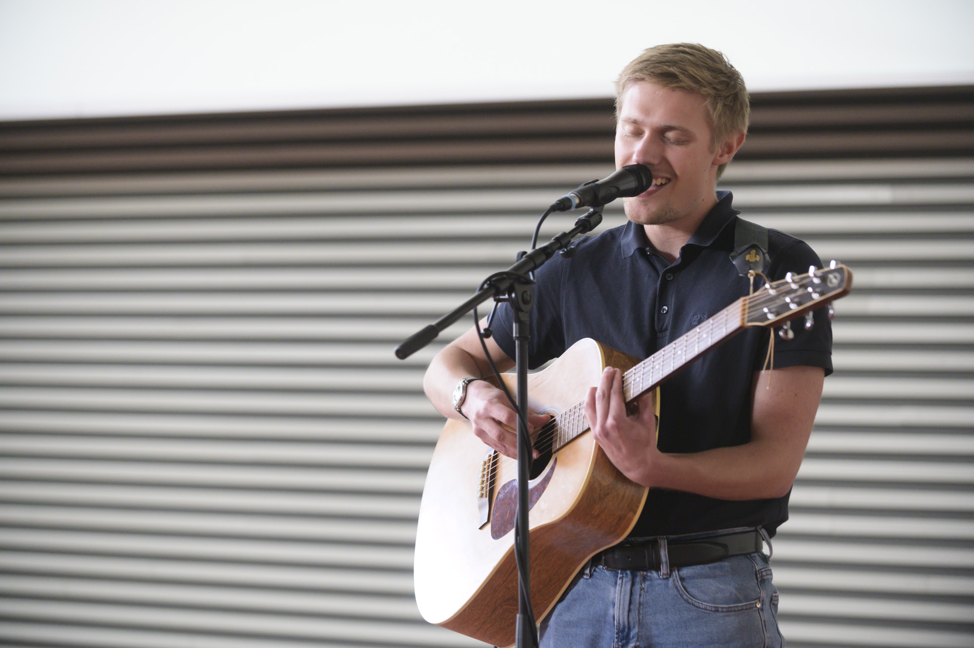 Jan-Marc Bleck singt und spielt Gitarre.