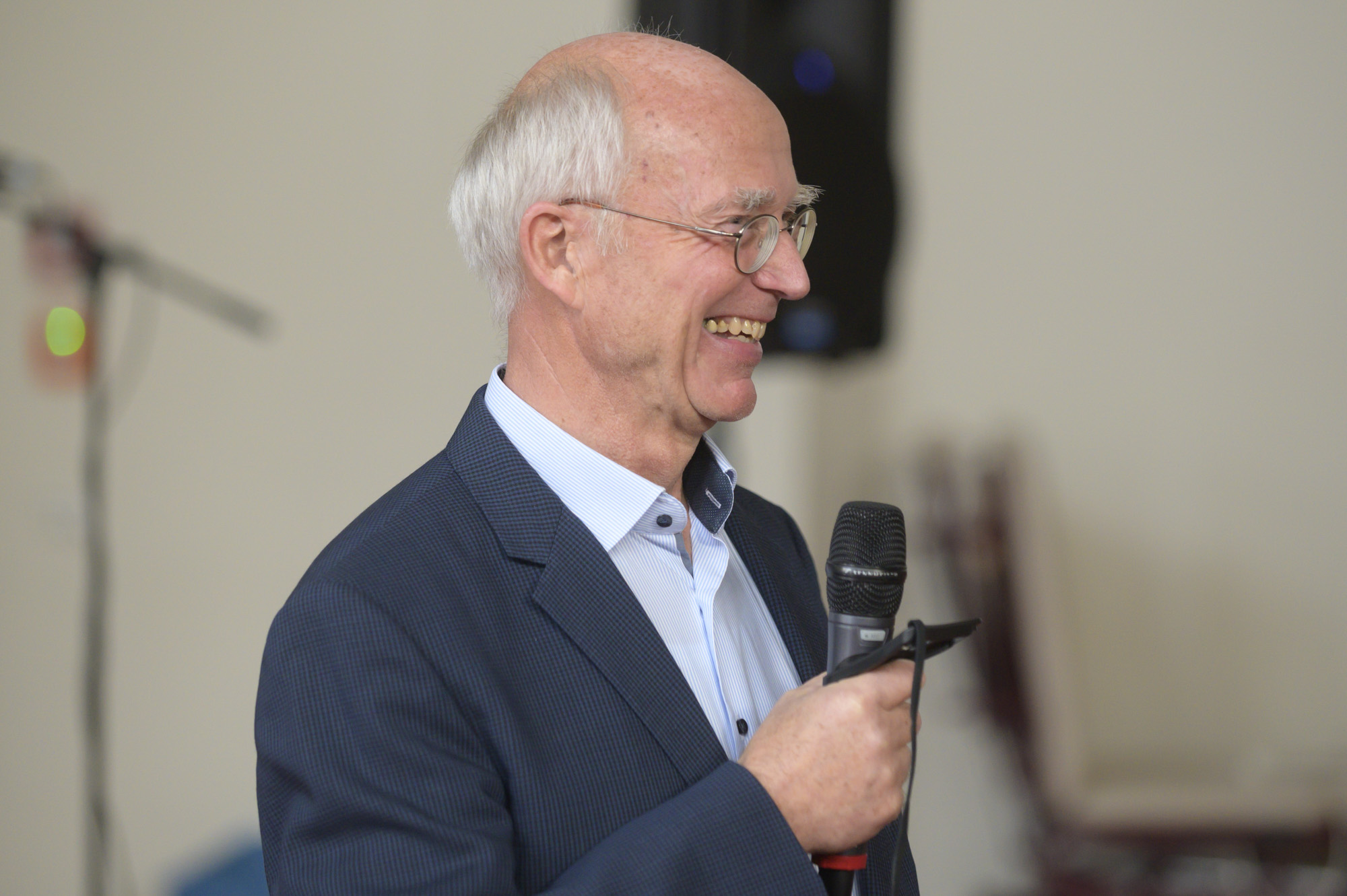 Professor Siegfried Piepenbrock mit Mikrofon