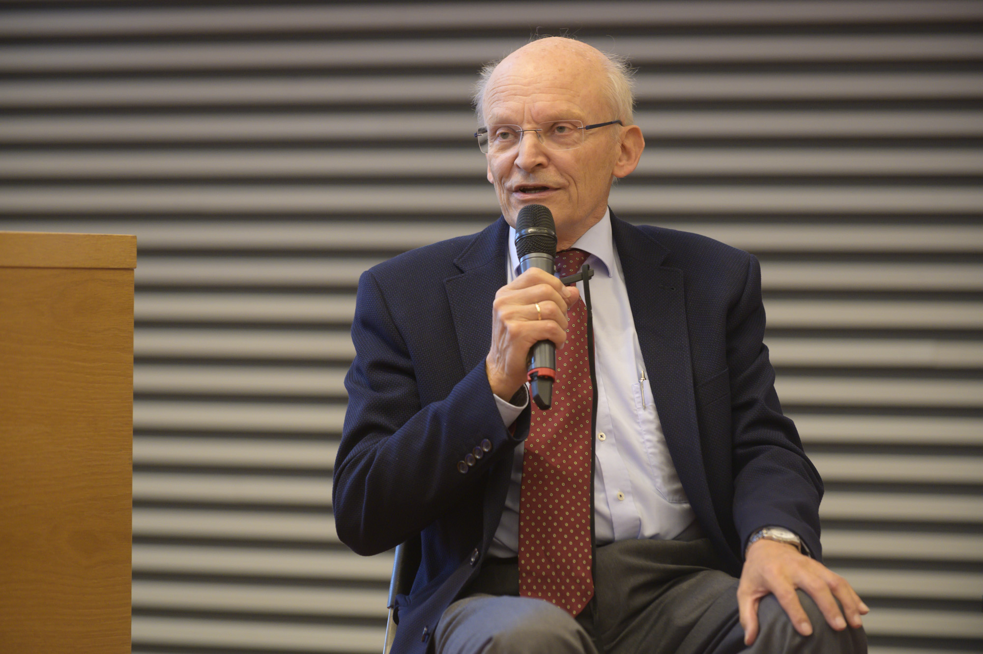 Professor Reinhard Pabst auf der Bühne in Hörsaal F