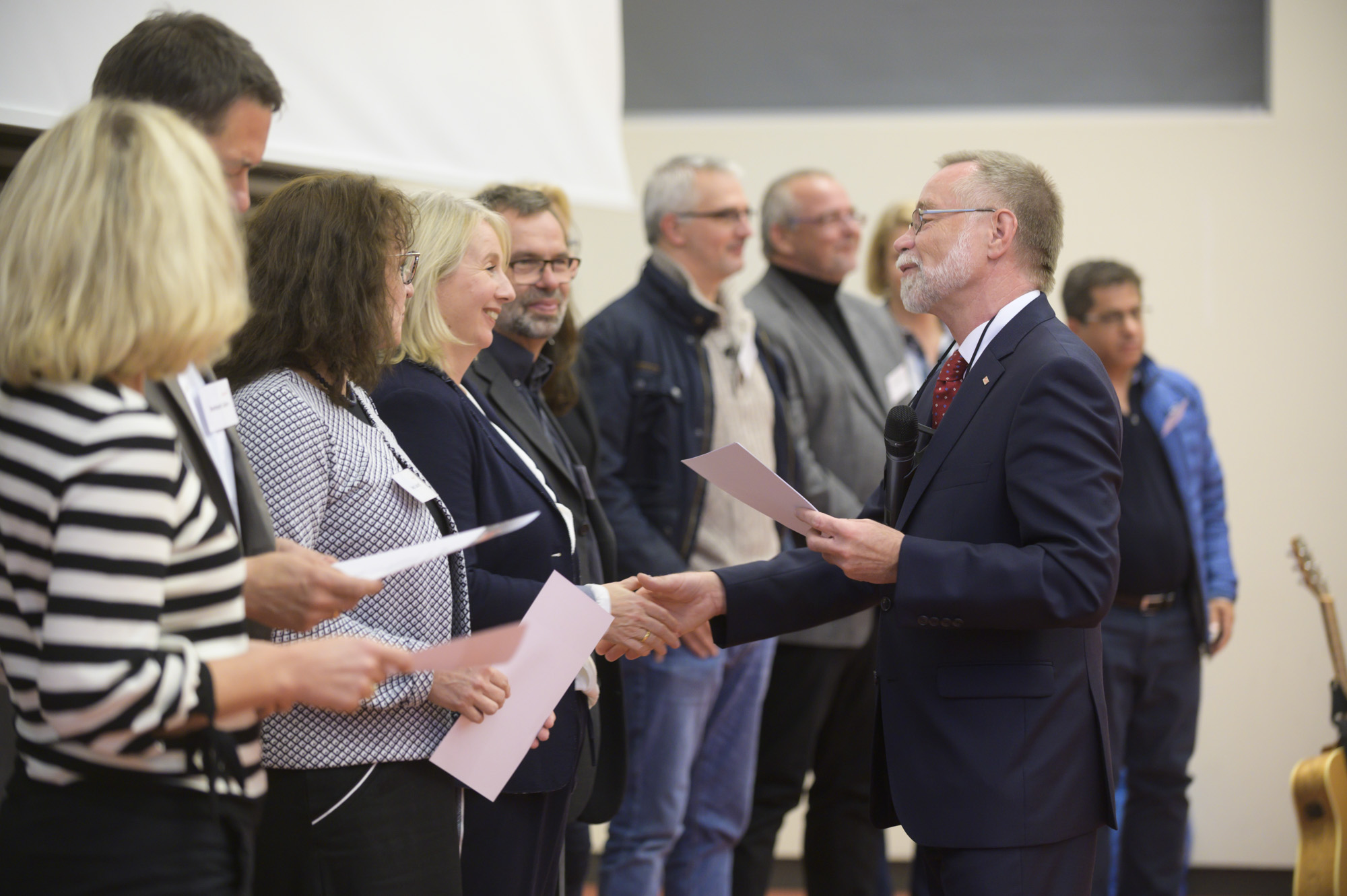 Professor Just übergibt die Jubiläumsurkunden.