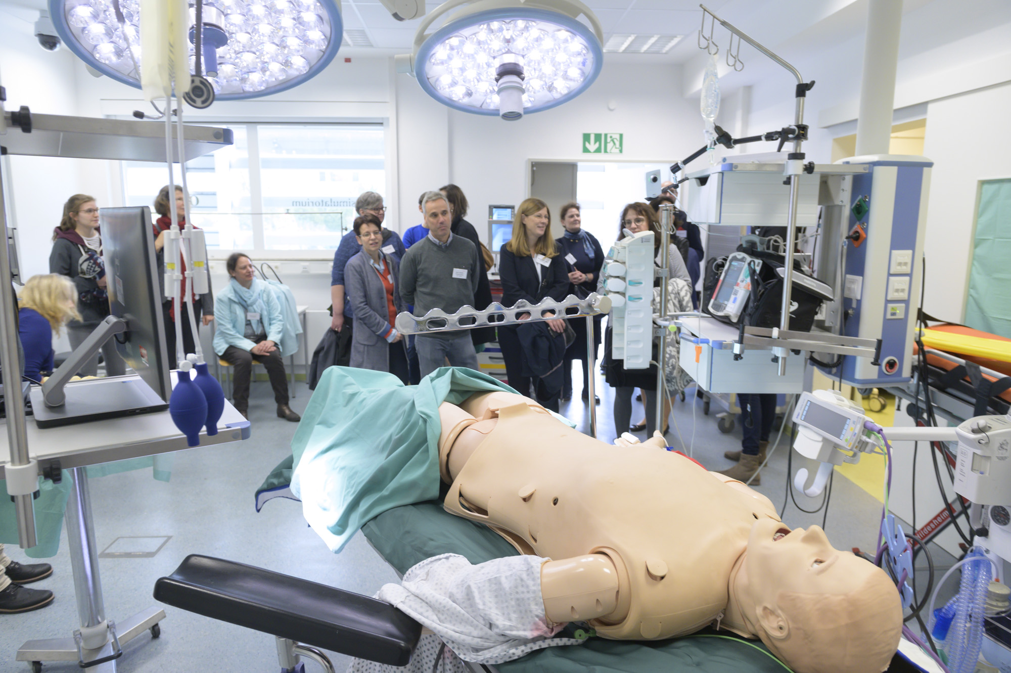 Examen25-Besucher im Simulationszentrum HAINS.