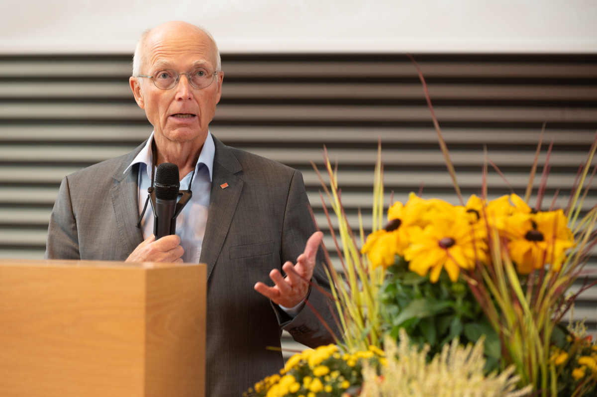 Professor Piepenbrock steht mit einem Mikrofon hinter dem Rednerpult.