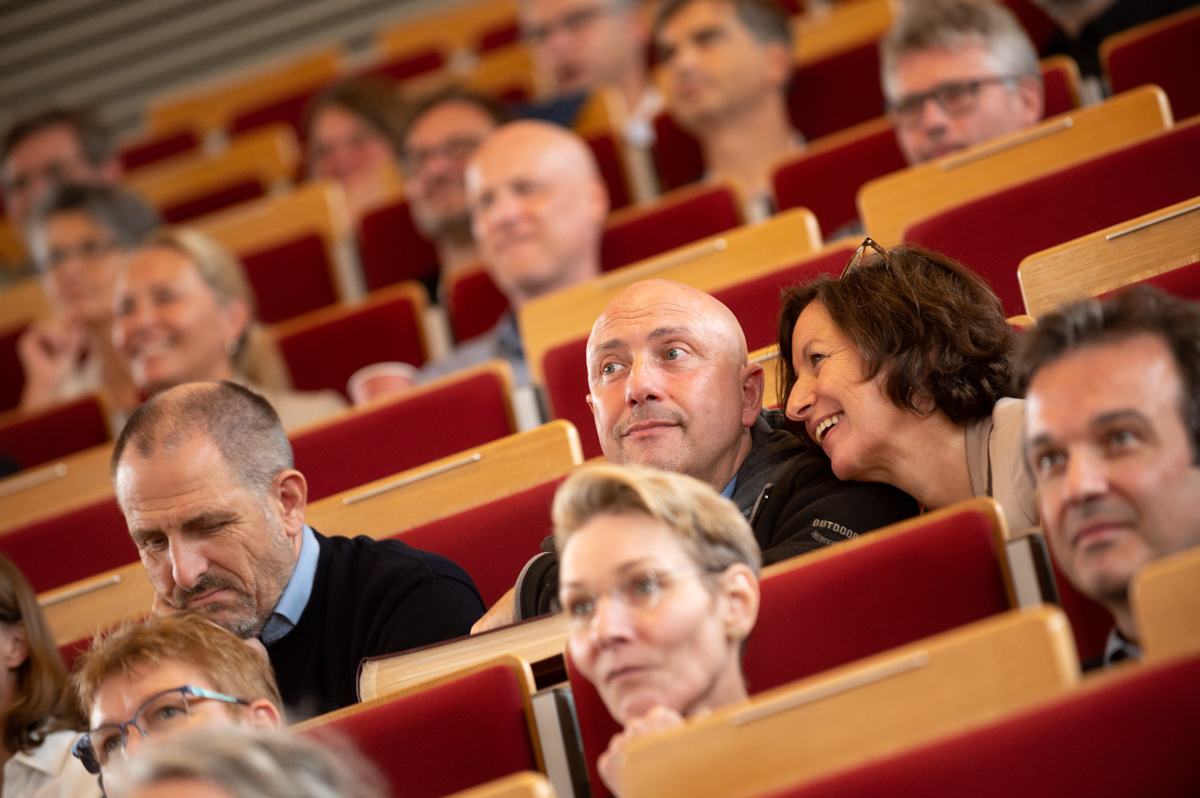 Die Examensjubilare sitzen im Hörsaal F.