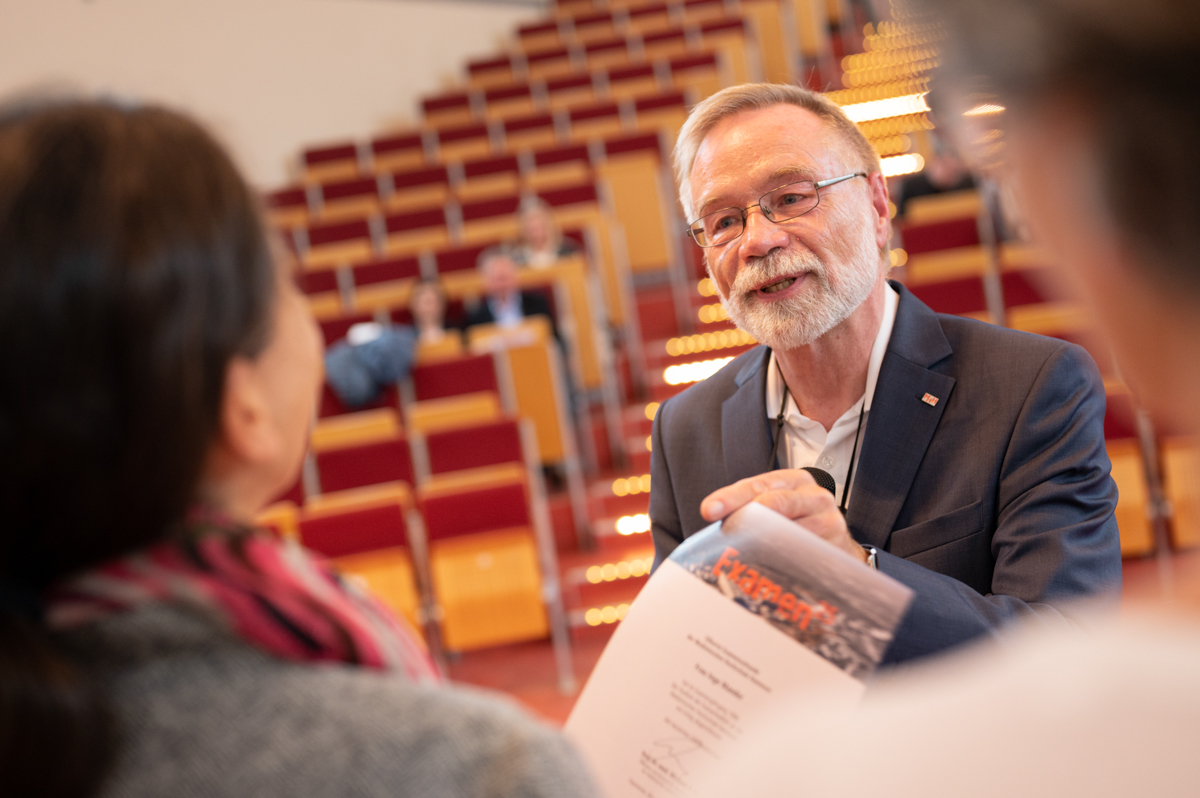 Nahaufnahme von Professor Just bei der Übergabe. 