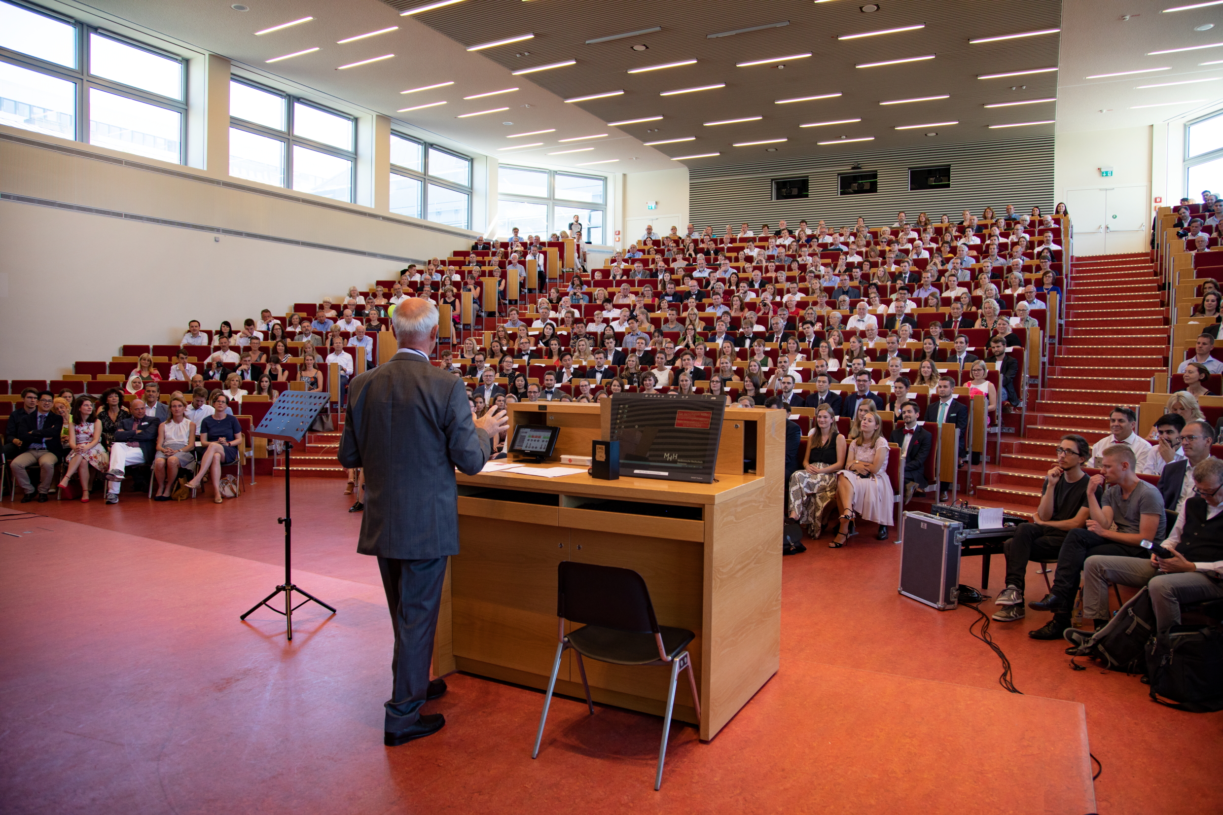 Blick auf Absolventen im Hörsaal F