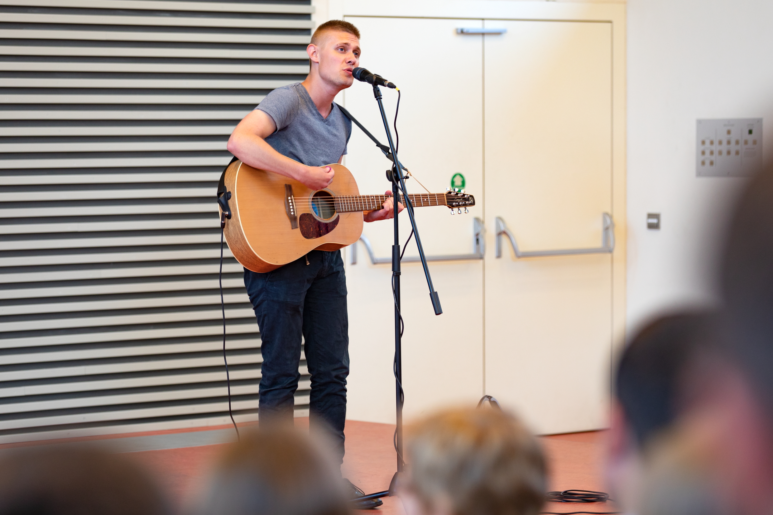 Medizinstudent Jan-Marc Bleck sang und spielte Gitarre.