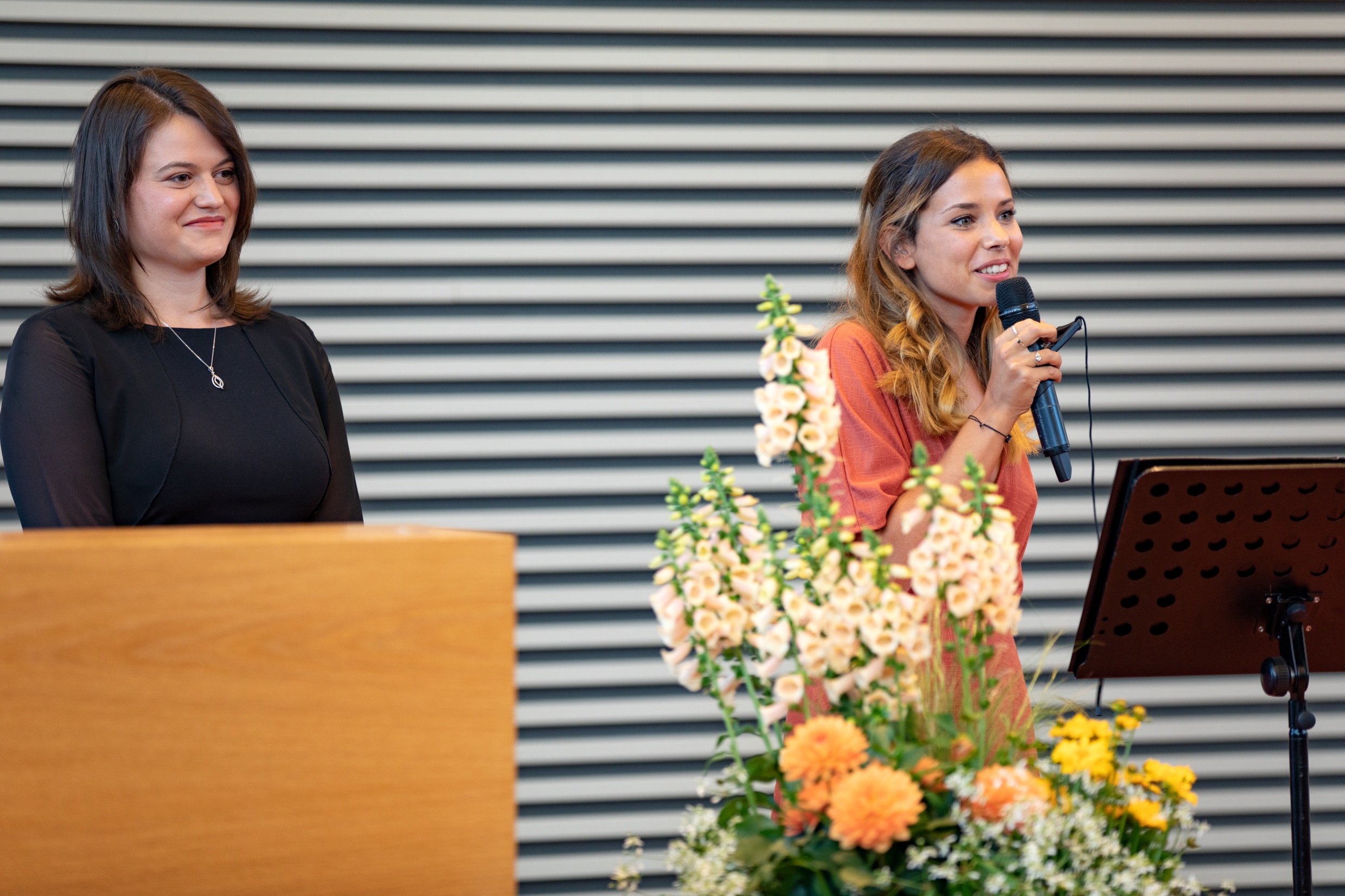  Die Absolventinnen Katrin Koch und Charlotte Baumgärtel hielten die Abschlussrede.