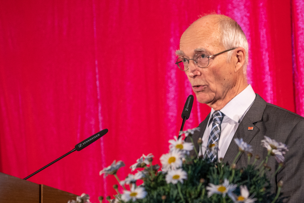 © Annika Morchner, MHH Professor Piepenbrock am Rednerpult vor rotem Vohang.
