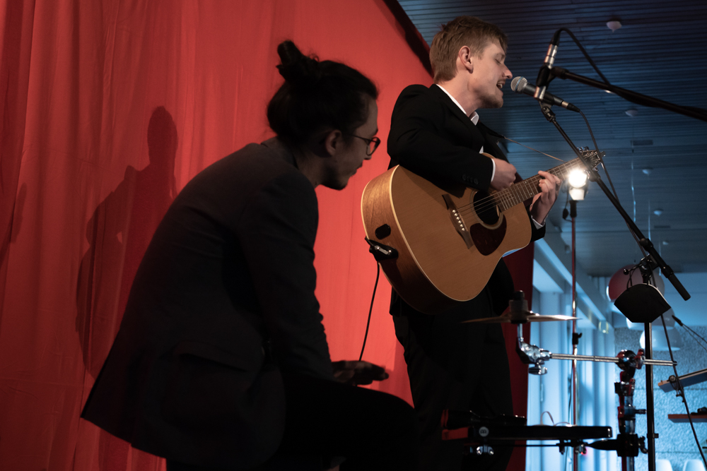 Sänger Jan-Marc Bleck mit Begleitung am Cajon.