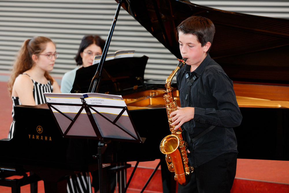 Pianistin und Saxofonist spielen